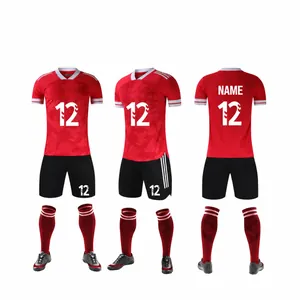 Gesamtansicht des rot-schwarzen Fußball-Trikotsatzes mit Trikot, Hose und Socken.