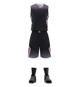 Komplettes Basketball-Set für Herren mit ärmellosem Trikot in Schwarz und Violett.