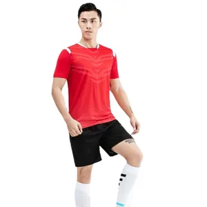 Rood voetbalshirt voor heren met zwarte short en witte sokken, vooraanzicht volledige body.