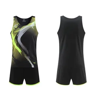 Conjunto de atletismo negro y verde neón con camiseta y pantalón corto deportivo