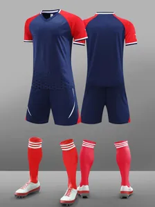 Vista detallada de la equipación de fútbol azul y roja con camiseta, pantalón y medias
