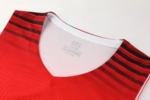 Detail des roten Basketball-Trikot-Ausschnitts mit SLAMZONE-Branding und Mesh-Gewebe