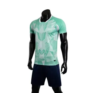 Ensemble de maillot de foot homme vert menthe avec motif lion géométrique et short.