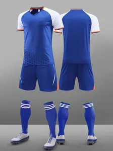 Conjunto de fútbol azul profesional con camiseta, pantalón corto, medias a rayas y botas