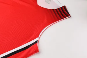 Detailansicht eines roten Basketballtrikots mit V-Ausschnitt und Mesh-Gewebe-Textur