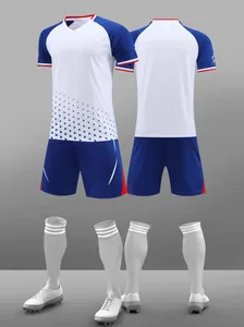 Detalle del conjunto de fútbol transpirable en blanco y azul con pantalones y medias