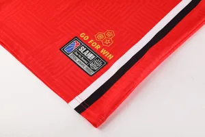 Detailansicht des Basketballtrikot-Saums mit Sportlabels und atmungsaktivem rotem Netzgewebe