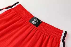 Detailaufnahme des elastischen Bundes der roten Basketballshorts mit SLAMZONE-Etikett