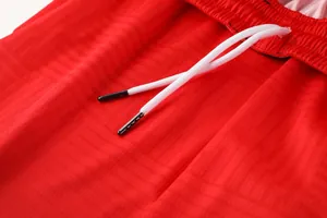 Nahaufnahme der roten Basketball-Shorts mit weißem Kordelzug und elastischem Bund