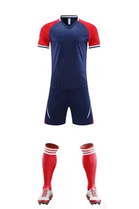 Conjunto completo de fútbol que incluye camiseta, pantalón, calcetines y botas.