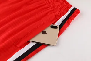 Nahaufnahme der roten Basketball-Shorts-Tasche mit Smartphone zur Anzeige der Tiefe