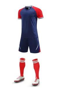 Vista detallada de una equipación de fútbol azul marino y roja con camiseta y pantalón.