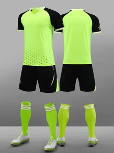 Conjunto completo de fútbol verde neón y negro con camiseta, pantalones cortos y calcetines