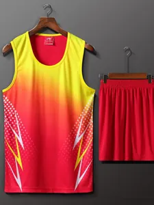 Conjunto de atletismo con degradado de amarillo a rojo con camiseta y pantalones cortos.