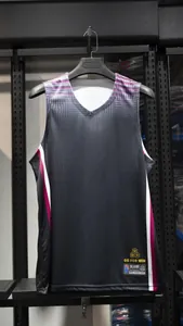 Detailansicht eines Basketballtrikots für Herren mit V-Ausschnitt und Verlaufsmuster