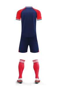 Vista trasera de un conjunto de fútbol transpirable y de secado rápido en azul marino y rojo.