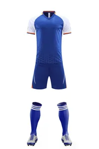 Conjunto completo de fútbol azul y blanco con camiseta transpirable, pantalón y calcetines