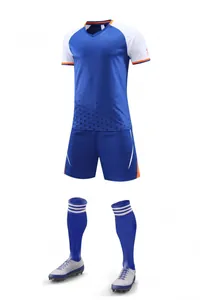 Vista detallada del conjunto de fútbol azul transpirable con camiseta, pantalón y calcetines