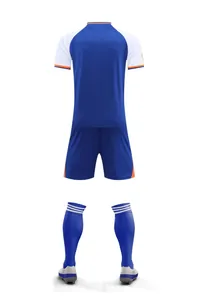 Vista trasera de uniforme de fútbol transpirable azul y blanco con calcetines y zapatos