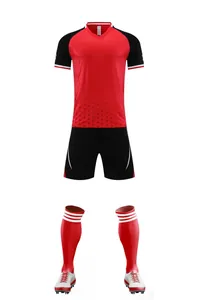 Equipación completa de fútbol roja y negra con camiseta, pantalones cortos y medias.