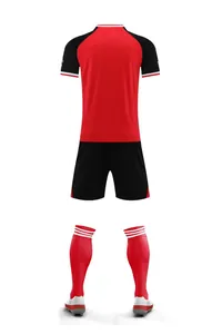 Vista trasera detallada de equipación de fútbol roja y negra transpirable con camiseta y pantalón.