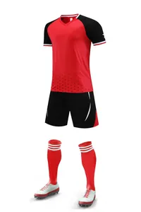 Vista detallada de la equipación de fútbol transpirable roja y negra con pantalones