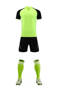 Equipación profesional de fútbol verde fluorescente con camiseta, pantalón, medias y botas