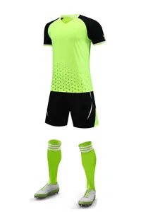 Vista detallada del conjunto de fútbol transpirable verde neón y negro con calcetines