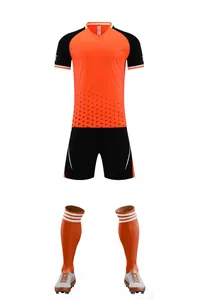 Vista detallada del conjunto de fútbol transpirable naranja y negro para entrenamiento pro
