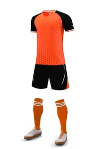 Conjunto completo de fútbol naranja y negro que incluye camiseta, pantalón y calcetines