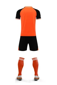 Vista trasera de conjunto de fútbol transpirable naranja y negro