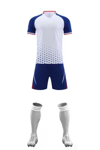 Conjunto completo de fútbol con camiseta, pantalón, calcetines y botas en blanco