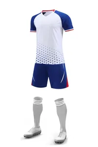 Conjunto de fútbol completo con camiseta, pantalón, medias y botas sobre blanco