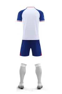 Vista trasera de un conjunto de fútbol transpirable blanco y azul con pantalones y calcetines