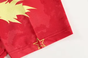 Λεπτομέρεια κόκκινης αθλητικής φανέλας πινγκ πονγκ που στεγνώνει γρήγορα με υφή πλέγματος