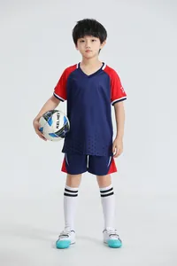 Niño con uniforme de entrenamiento de fútbol transpirable en azul marino y rojo