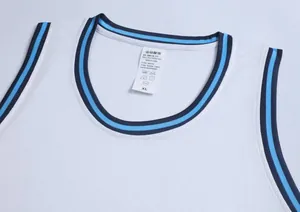Gros plan du col rayé bleu et de l'étiquette de taille d'un maillot de basket blanc