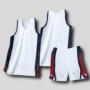 Ensemble de basket-ball blanc classique avec des panneaux latéraux bleu et rouge