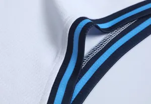 Détail d'un maillot de basket en maille blanche avec des finitions à rayures bleues de qualité