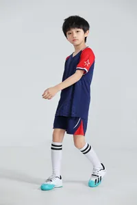 Conjunto de fútbol para jóvenes con camiseta azul marino y pantalones cortos a juego