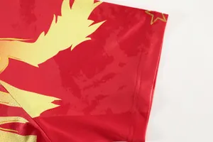 Κοντινό πλάνο στο μανίκι της μπλούζας πινγκ πονγκ σε κόκκινο και κίτρινο χρώμα