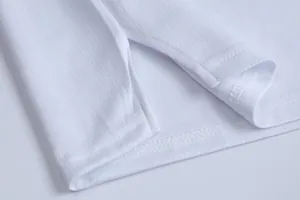 Détail du tissu en maille blanche respirante et des coutures de l'ourlet du maillot