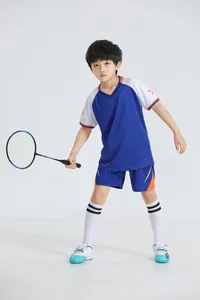 Foto de acción de un niño pequeño atleta con conjunto deportivo azul y blanco transpirable