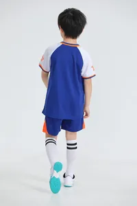 Vista trasera de conjunto de fútbol azul y blanco transpirable para niños