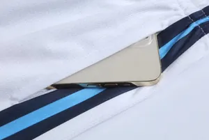 Gros plan de la poche du short de basket avec espace pour un smartphone en tissu mesh.