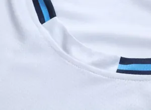 Gros plan sur le tissu en maille respirant et l'encolure côtelée d'un maillot de basket blanc.