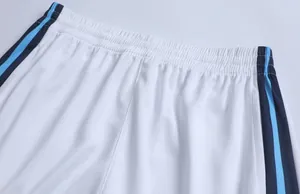 Détail du short de basket blanc avec tissu en maille et taille rayée