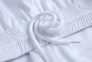 Détail précis de la taille du short de basket blanc avec élastique et cordon