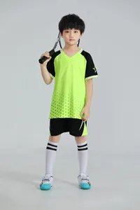 Vista completa de conjunto de fútbol transpirable en verde neón y negro para niños