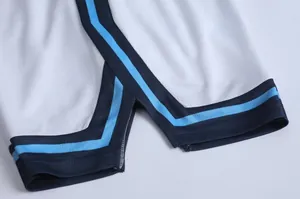 Détail de l'ourlet du maillot de basket-ball en maille blanche avec rayures bleues contrastantes